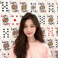 一位女性玩家，长发，自信表情，身后有扑克牌墙纸