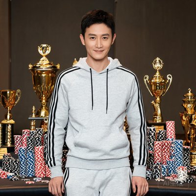 团队核心成员赵阳，男性，运动装扮，背景是比赛奖杯和扑克筹码